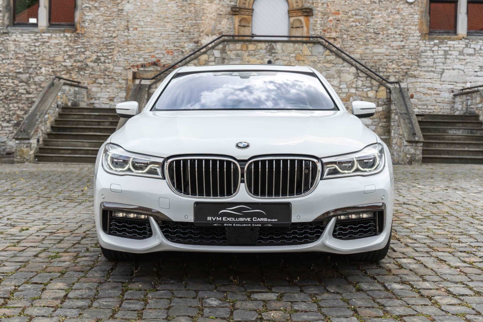 Fahrzeugabbildung BMW 750Li xDrive M SKY LUX LOUNGE HUD H&K TV ACC 360