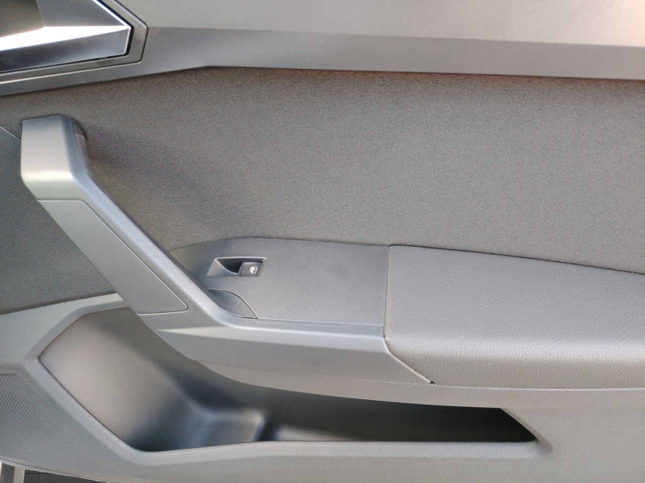 Fahrzeugabbildung SEAT Arona FR TSI DSG Black Edition AHK