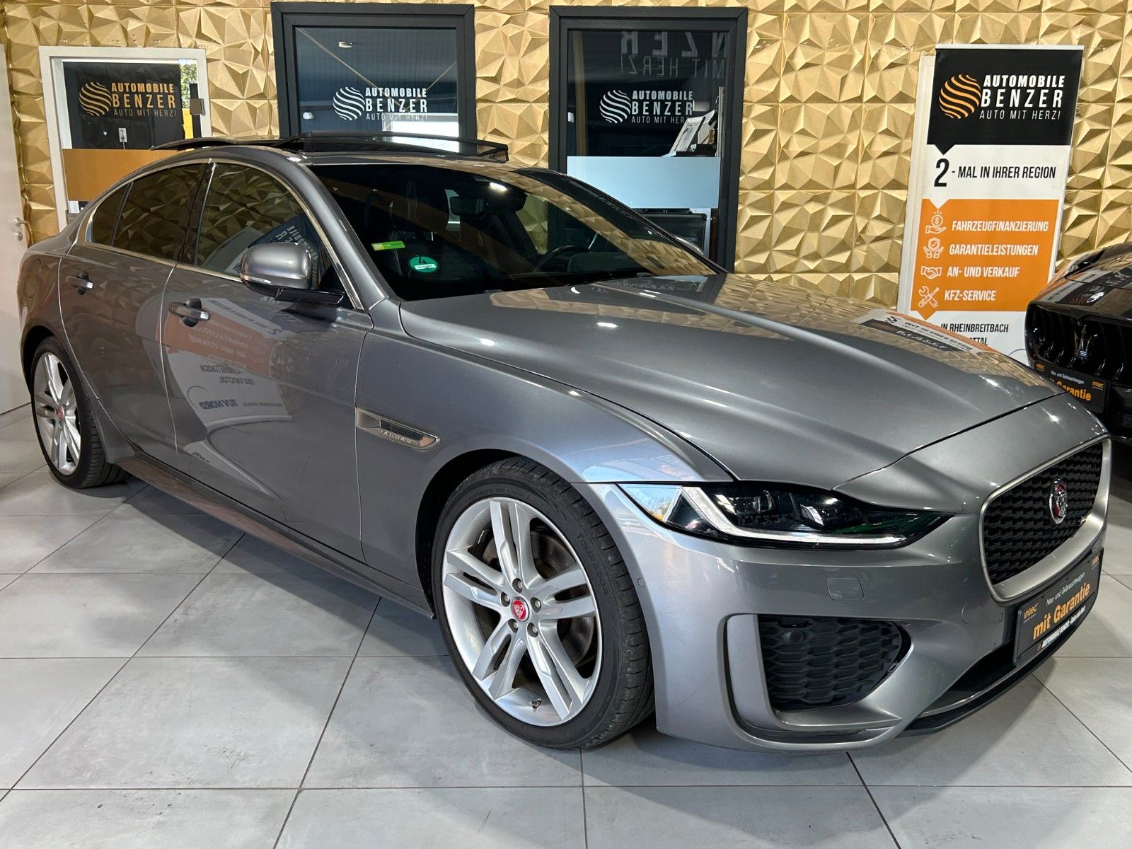 Fahrzeugabbildung Jaguar XE R-Dynamic SE AWD/HEAD-UP/KAMERA/NAVI/APPLE