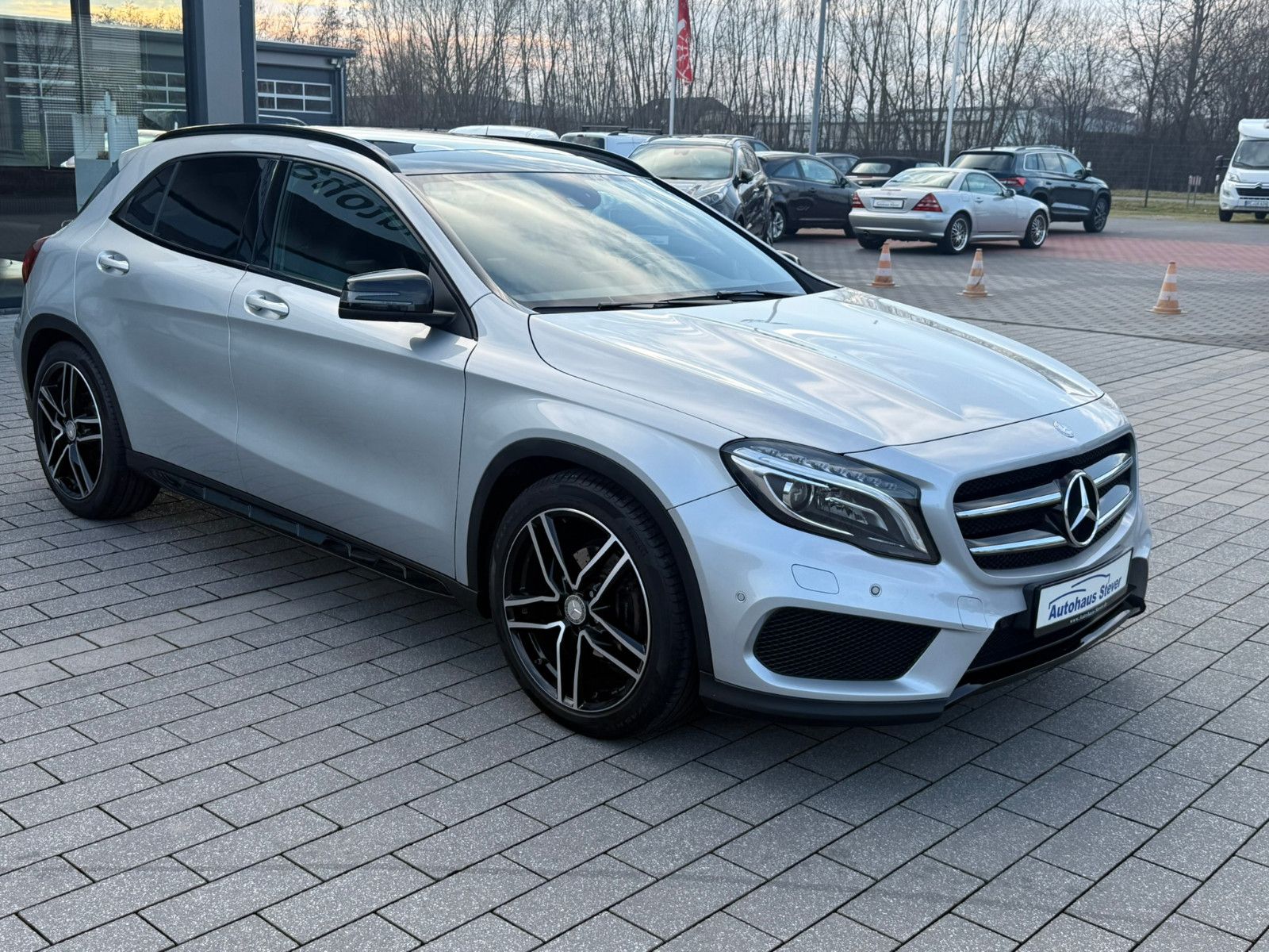 Fahrzeugabbildung Mercedes-Benz GLA 200 AMG Line PANO NAVI LEDER PDC WINTERRÄDER