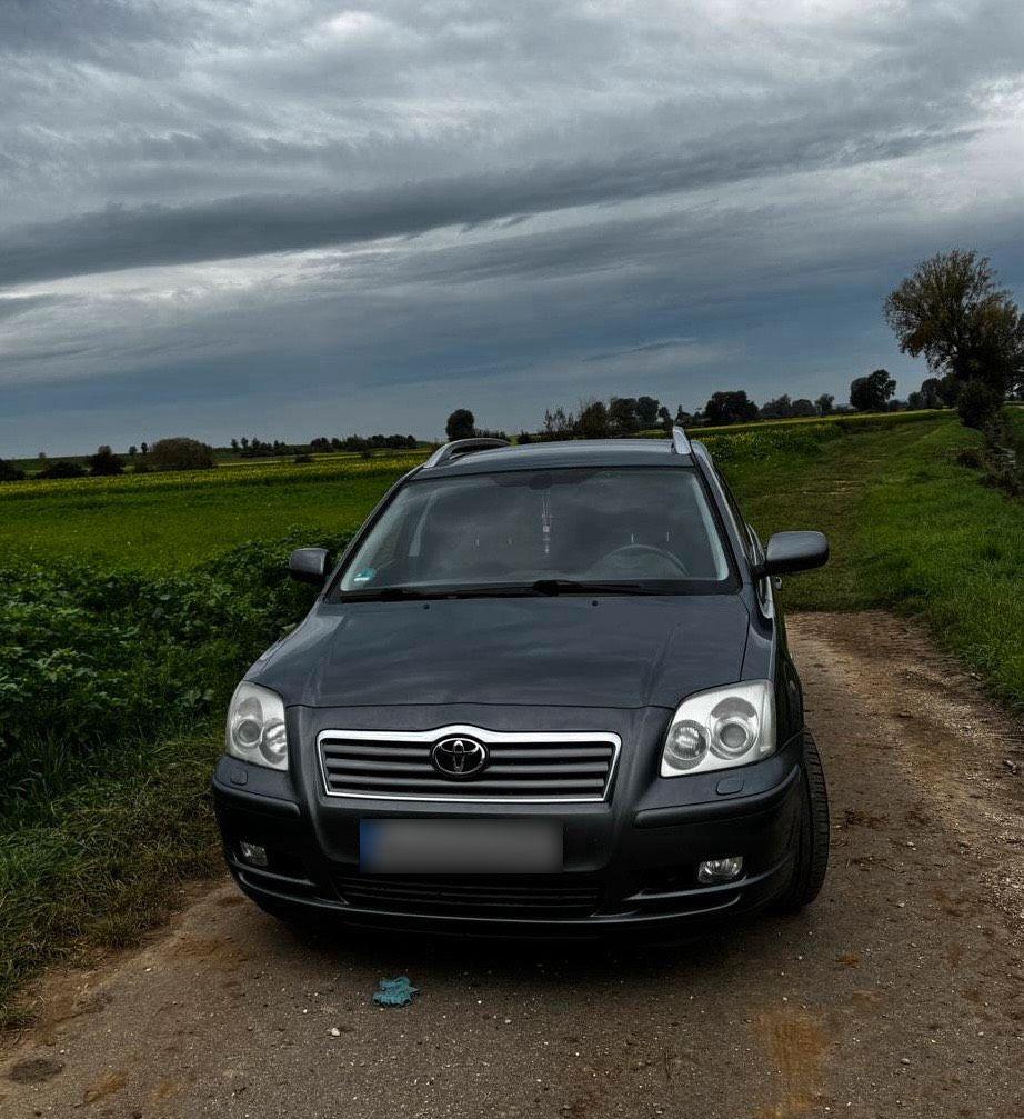 Toyota Avensis 2005 — rear view