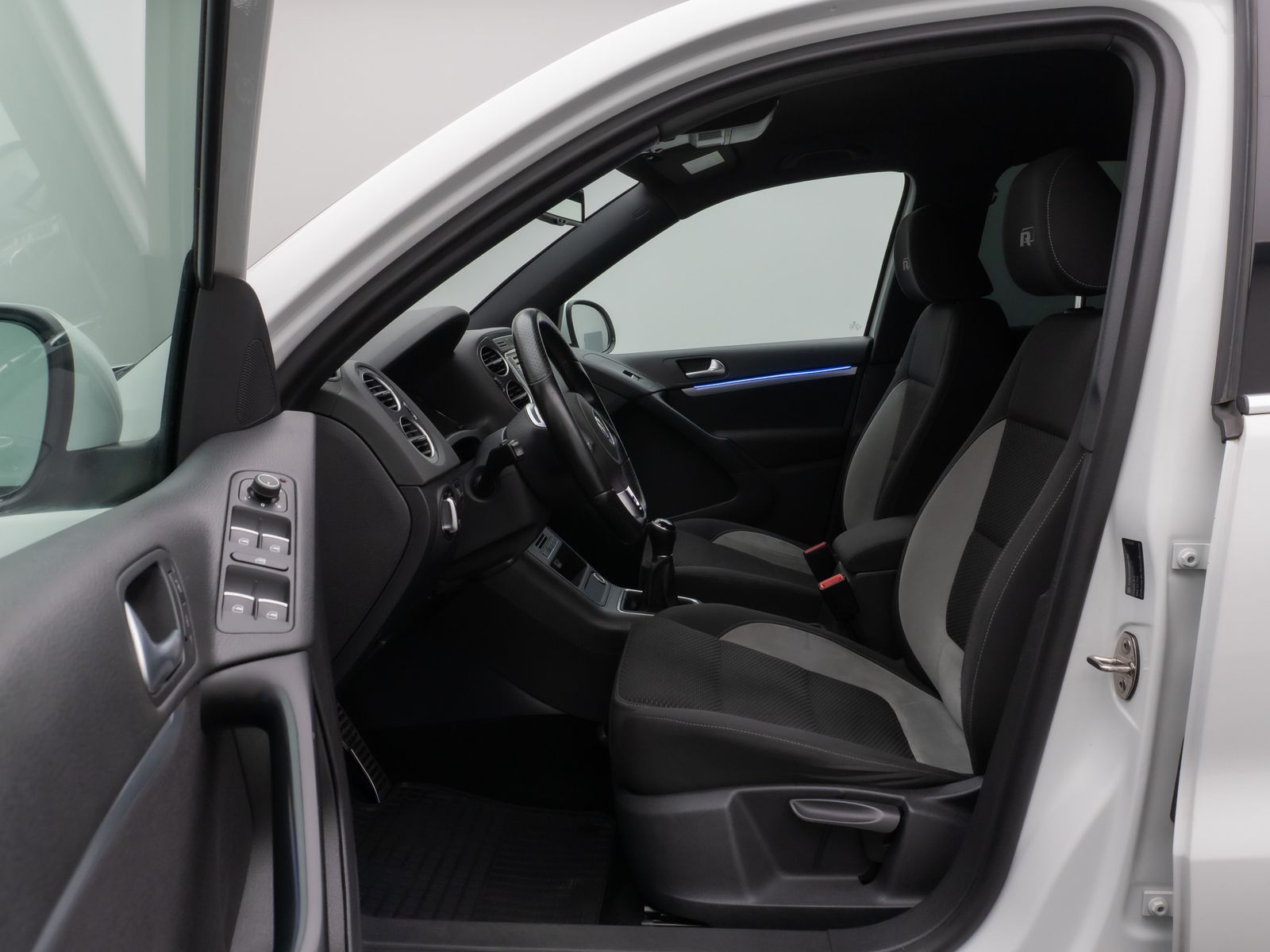 Fahrzeugabbildung Volkswagen Tiguan R-Line Xenon DAB Sitzhzg. AHK 8FACH