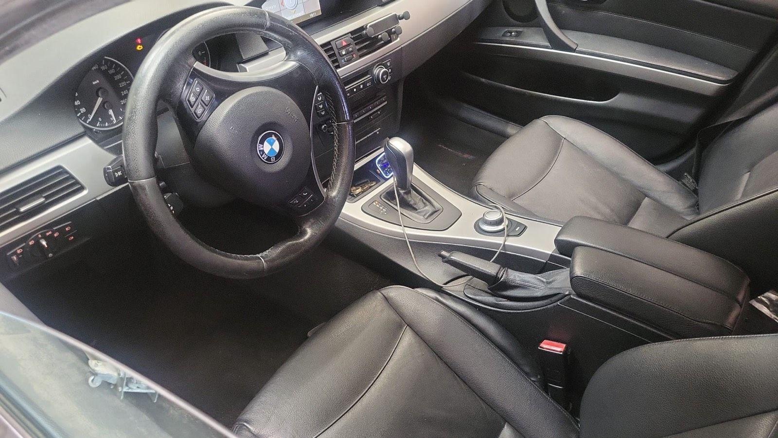 BMW 320 2009 — rear view