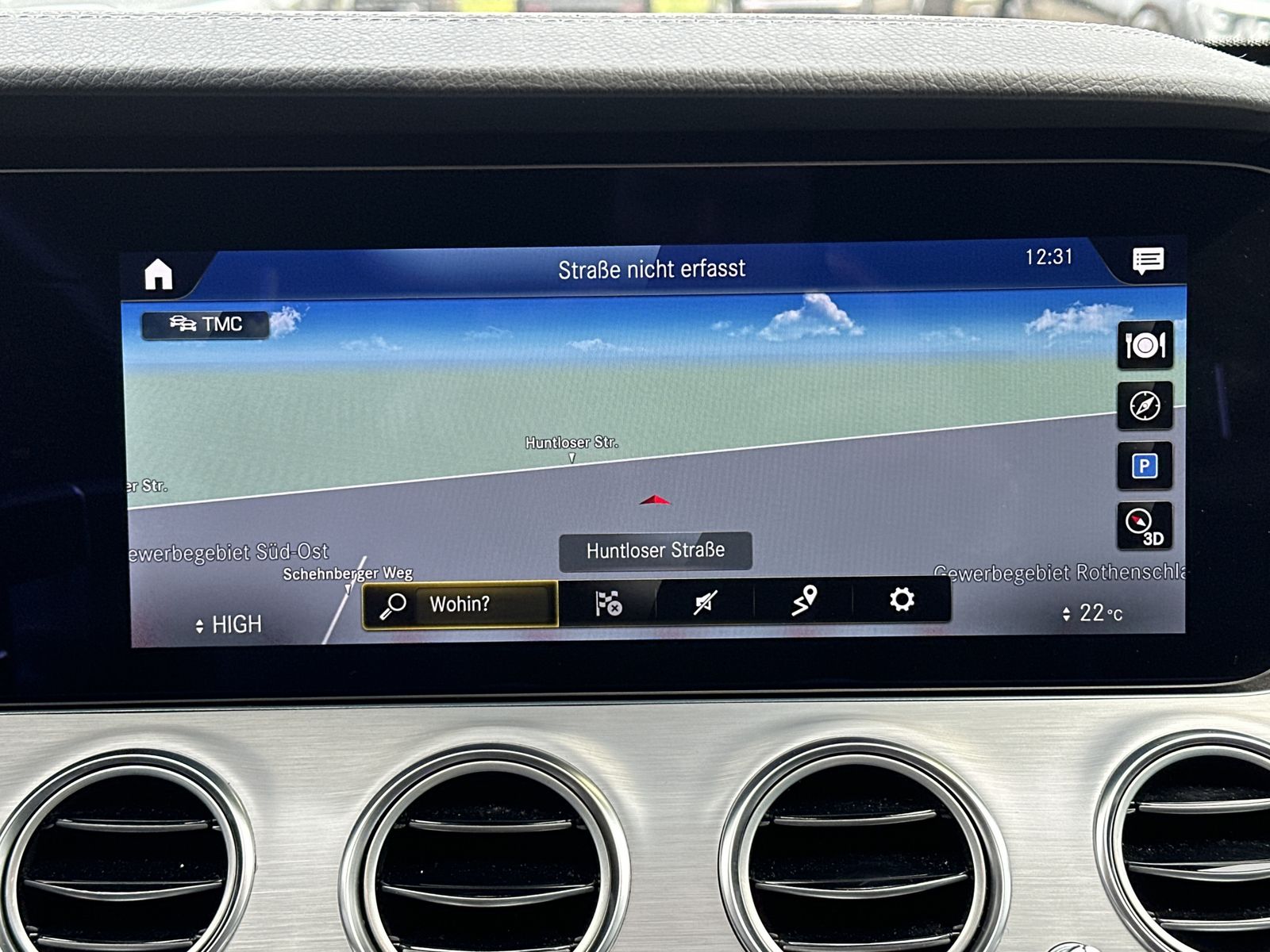 Fahrzeugabbildung Mercedes-Benz E 300de T AMG-Line NAV+LED+PANO+DISTRONIC+WIDE