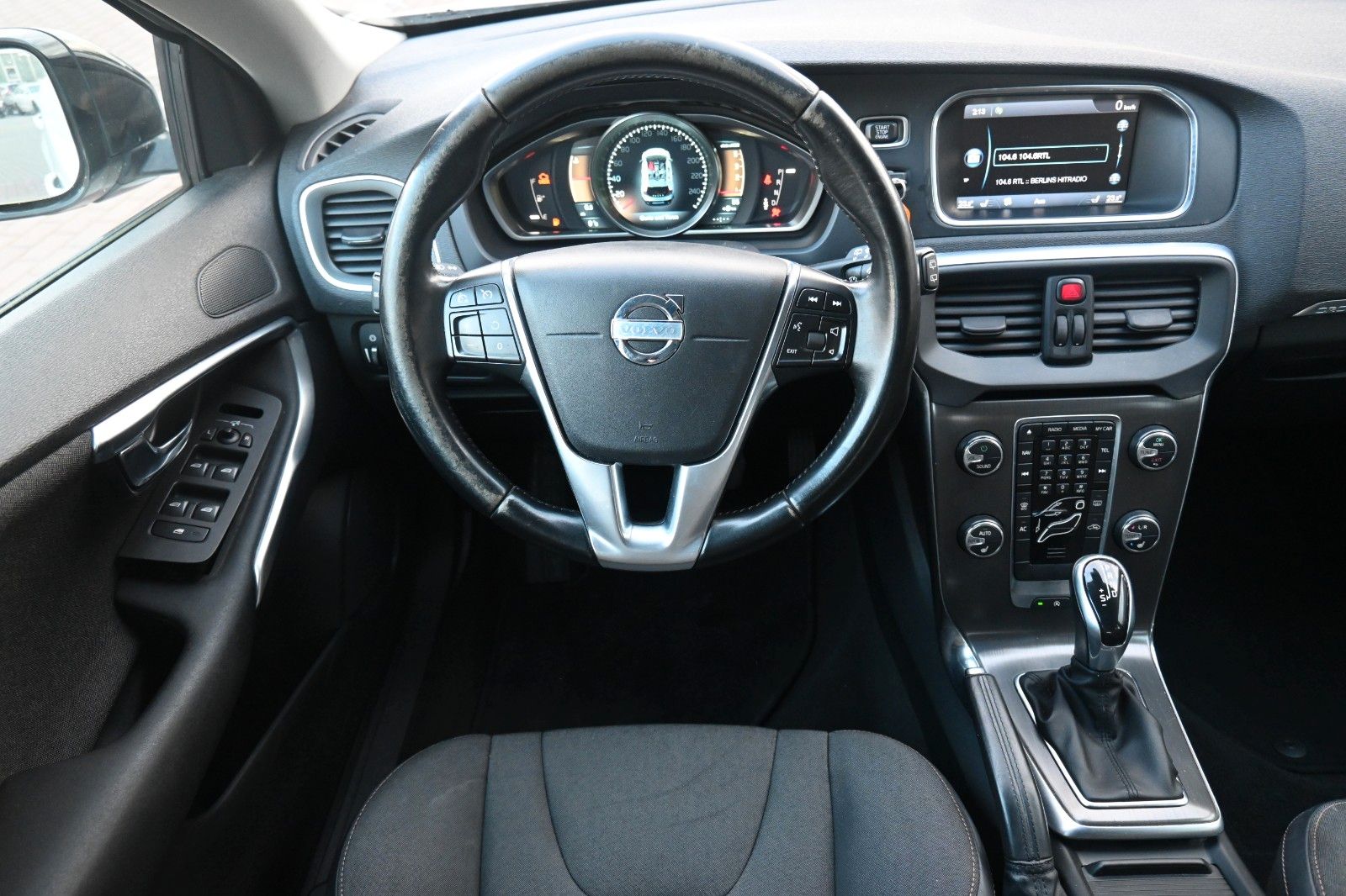 Fahrzeugabbildung Volvo V40 CC D3 MOM*XEN*NAV*STYL*SHZ*AUT