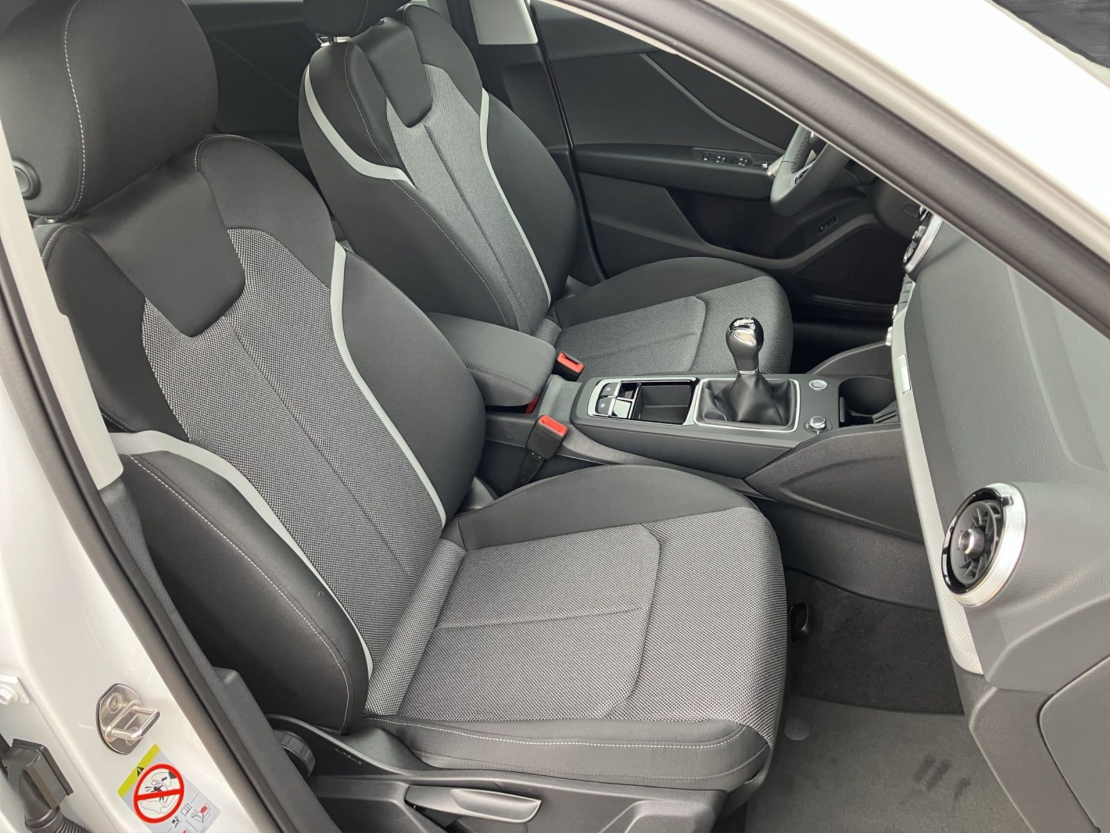 Fahrzeugabbildung Audi Q2 35 TFSI advanced Matrix GRA Vorb. Navi