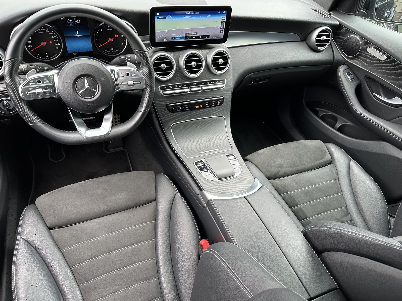Fahrzeugabbildung Mercedes-Benz GLC 300de 4M AMG-Line NAV+LED+KAM+ACC+PANO+20ZO