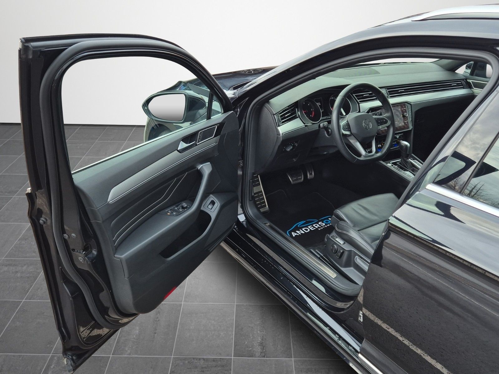 Fahrzeugabbildung Volkswagen PASSAT VAR. 2.0 TDI R-LINE 19" HUD KAM AHK PANO