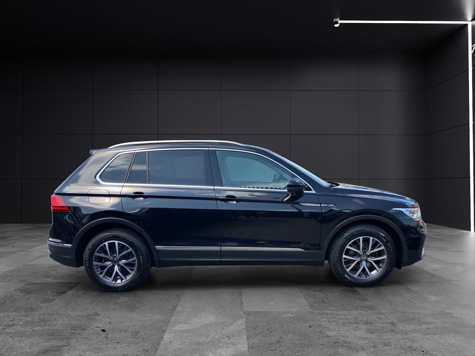Fahrzeugabbildung Volkswagen Tiguan TSI Life Matrix AHK ACC PDC  SH LM