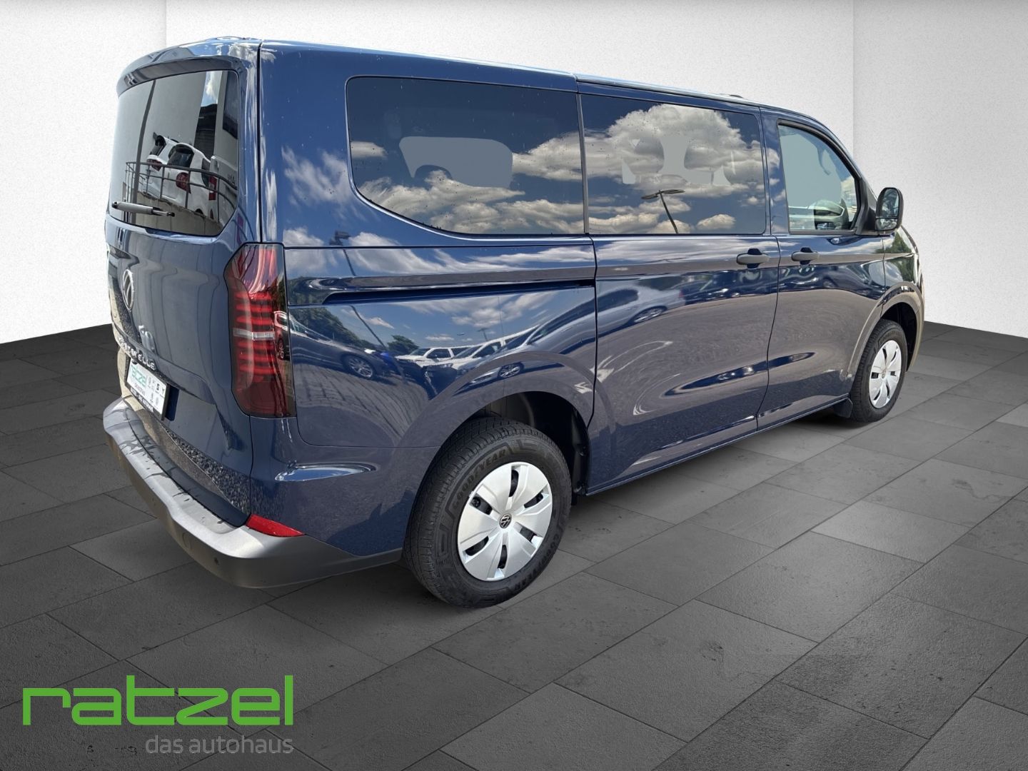 Fahrzeugabbildung Volkswagen T7 Caravelle BEV 100kW 9-Sitzer+Allwetter+ 64kWh