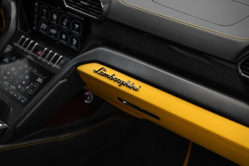 Urus 4.0 V8 S YELLOW/BLACK YELLOW PANO B&O - Bild 25