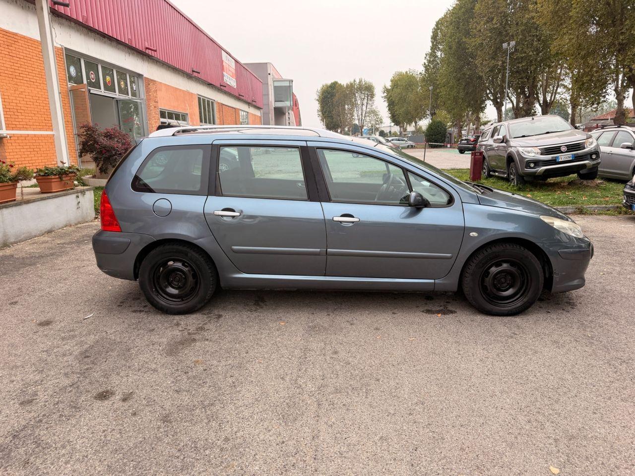 Peugeot 307 2006 — rear view
