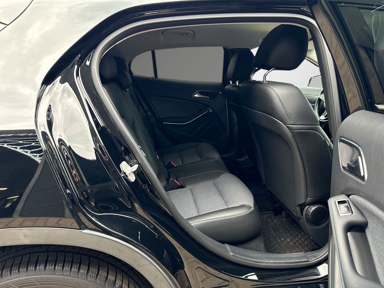 Fahrzeugabbildung Mercedes-Benz GLA 200 CDI *Allrad*AHK*Navi*Parkass*Teilleder