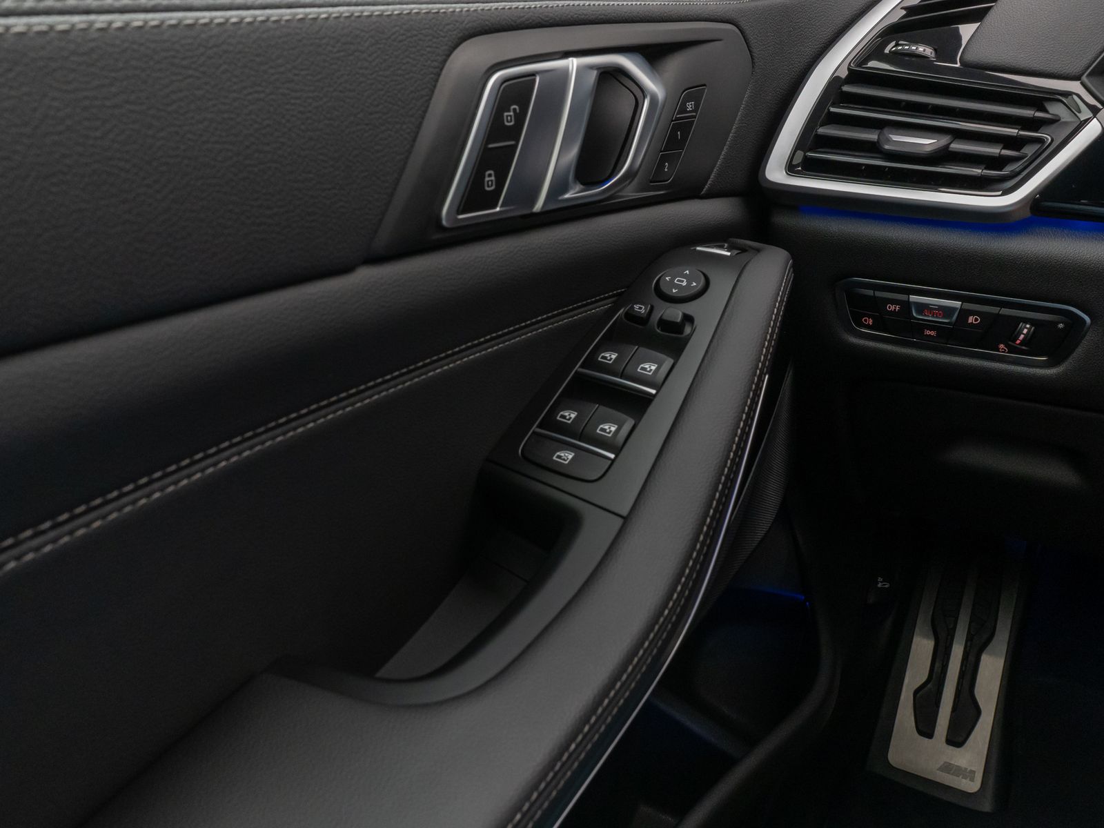 Fahrzeugabbildung BMW X5 M50i Panorama 360° Laser HUD DAB HiFi SoftCL