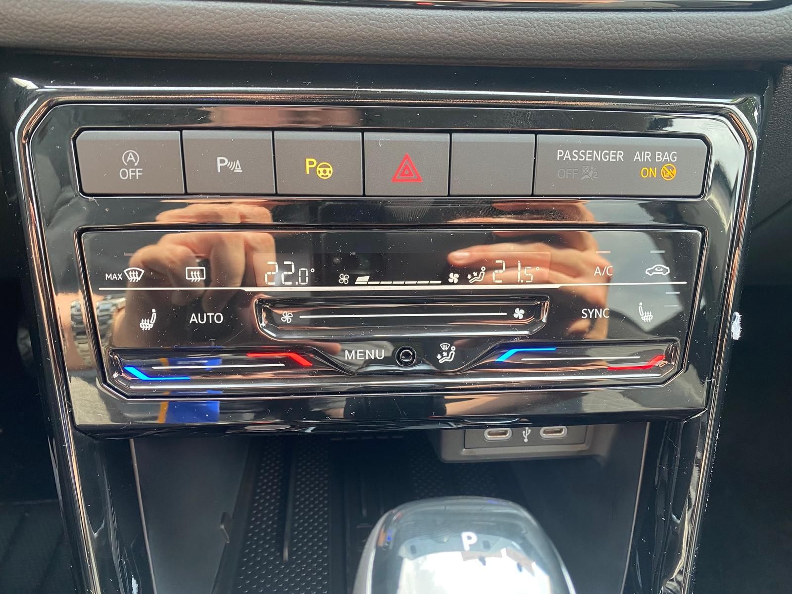 Fahrzeugabbildung Volkswagen T-Cross 1.0 TSI DSG Life+AHK+KAMERA+ACC+PDC