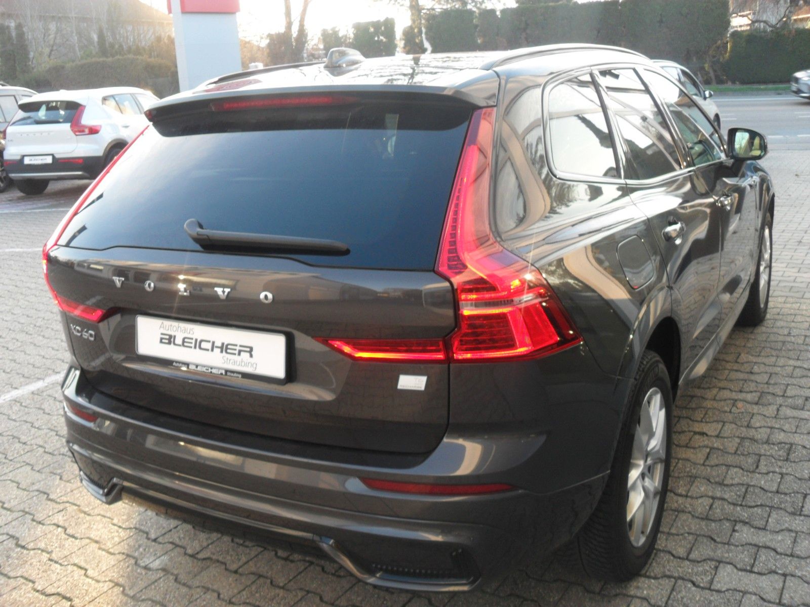 Fahrzeugabbildung Volvo XC 60 T6 R Design Recharge Plug-In Hybrid AWD