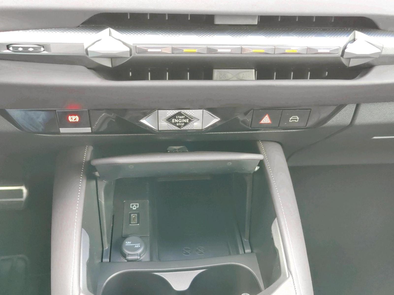 DS Automobiles N°4 ÉTOILE + Nappa BlueHDi 131 PS