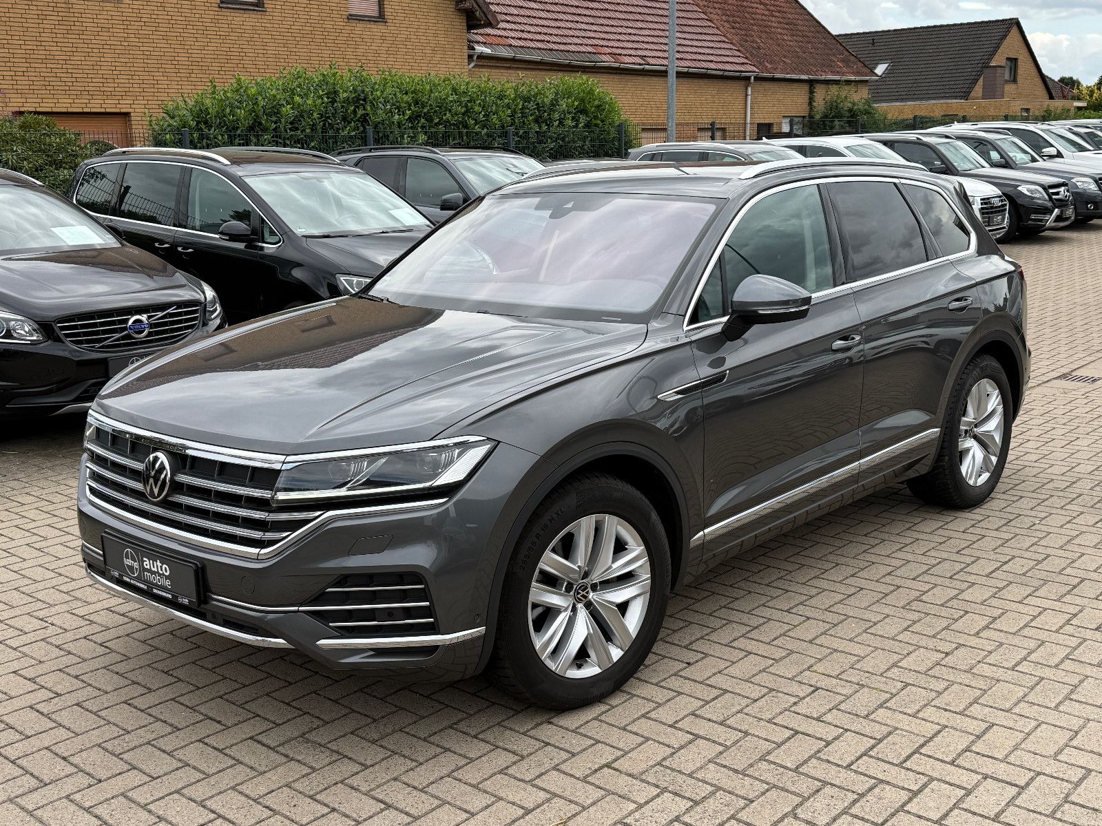 Volkswagen Touareg - 1