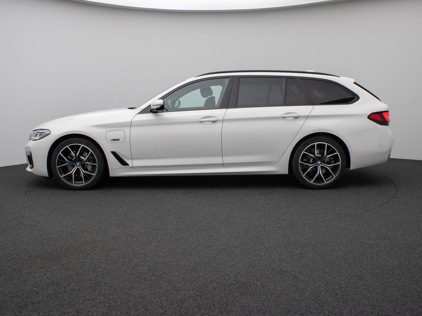 Fahrzeugabbildung BMW 530e xD M Sport 360°Laser HUD DAB H/K AHK Komfor