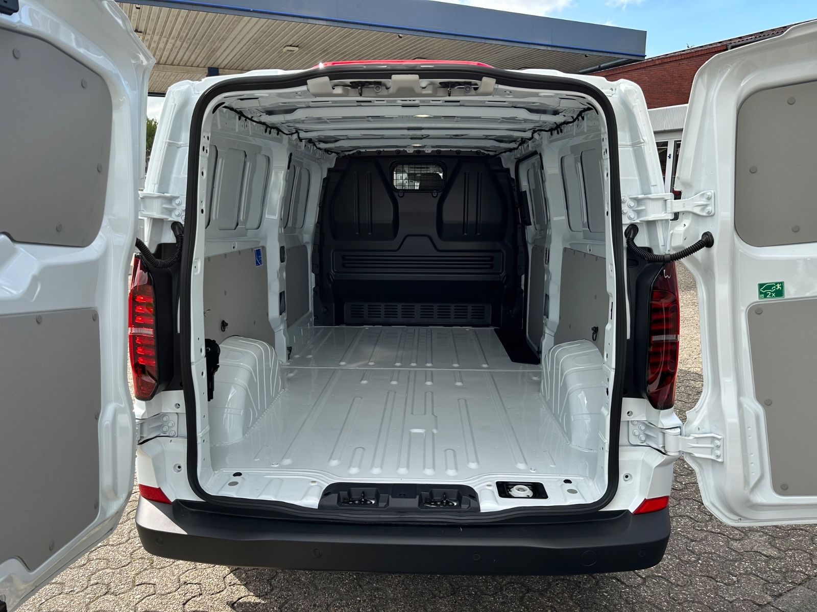 Fahrzeugabbildung Volkswagen T7 Transporter 2.0 TDI LR Navi/LED/GRA/Einparkh