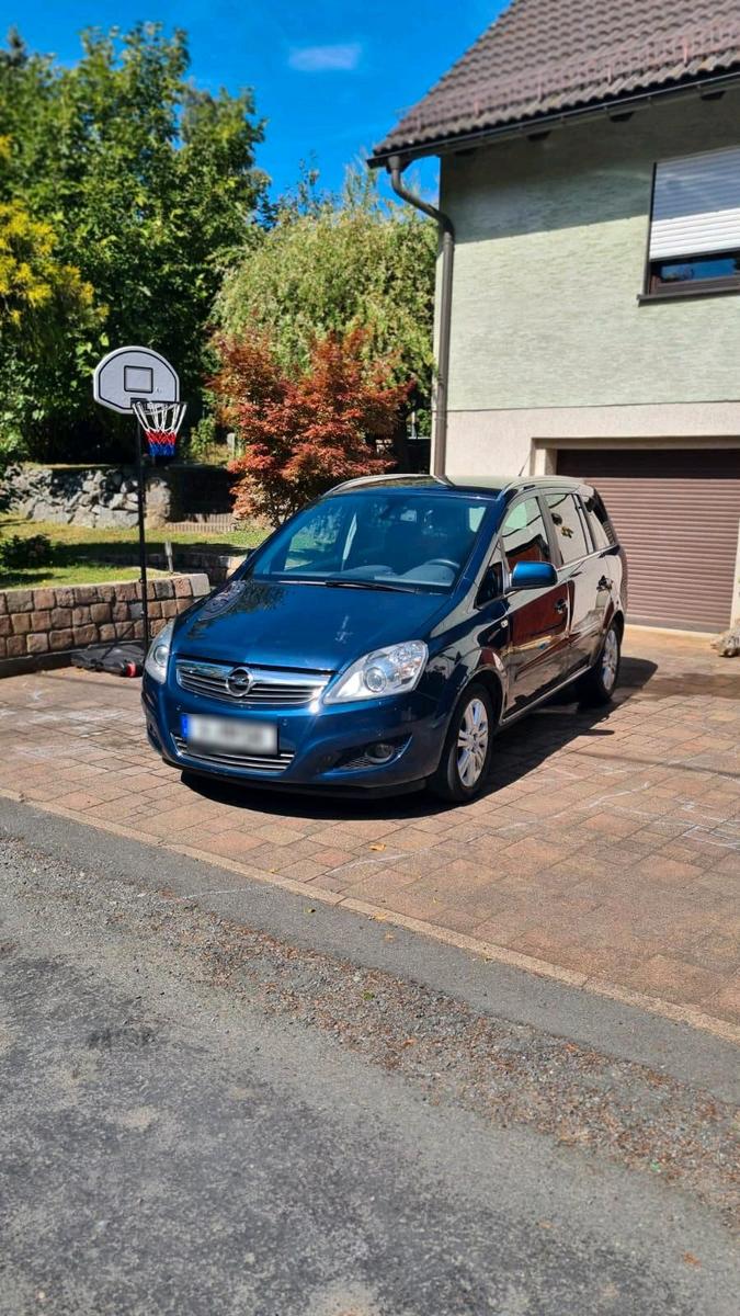 Opel Zafira 2012 — rear view