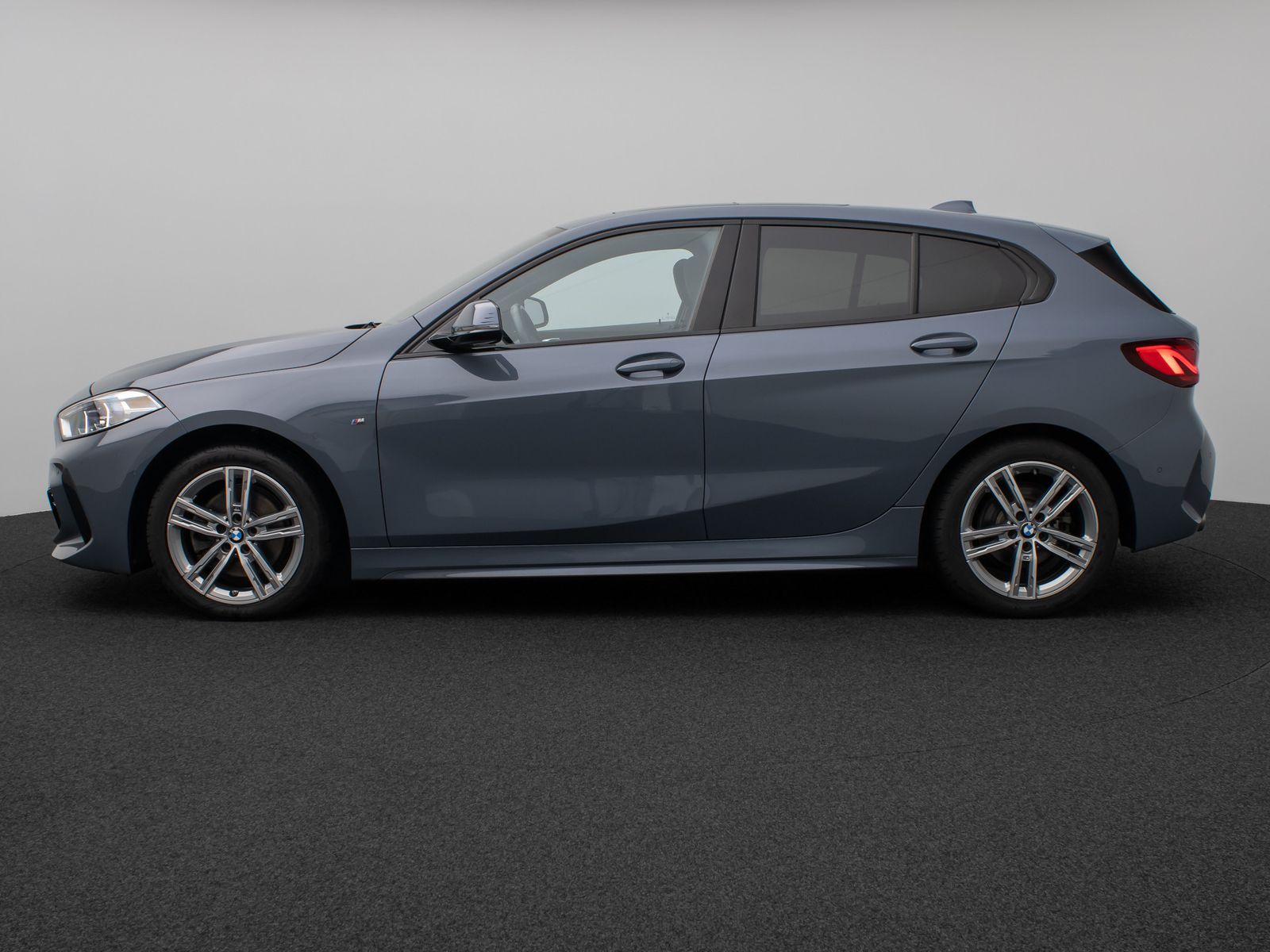 Fahrzeugabbildung BMW 118i M Sport Panorama Kamera HUD DAB H/K Komfort