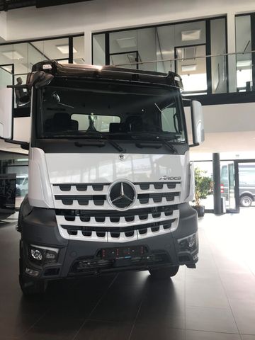 Mercedes-Benz 4 Achs Arocs 5 3248LK mit VDL Abrollkipper