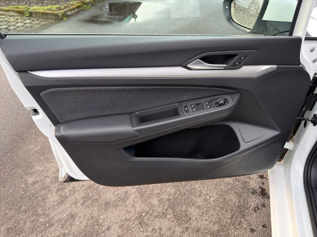 Fahrzeugabbildung Volkswagen Golf Life VIII 1.5 TSI,RearView,Climatronic,SH,L