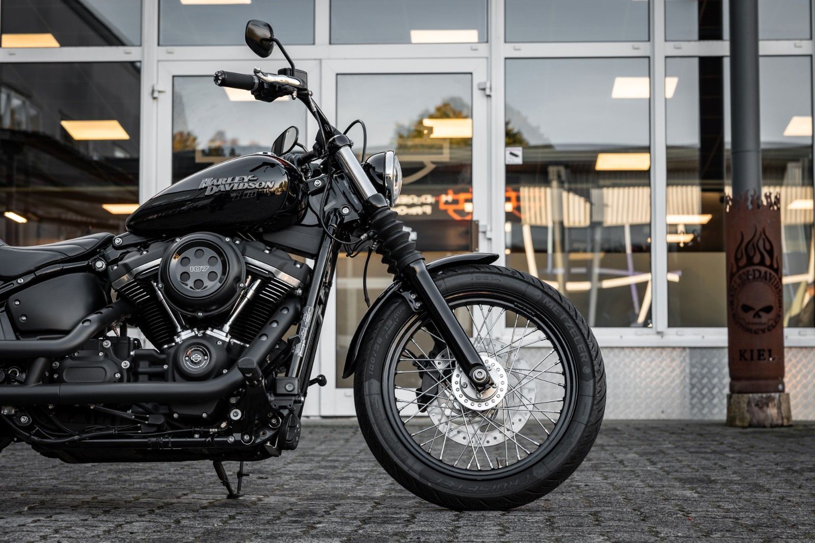 Fahrzeugabbildung Harley-Davidson FXBB STREET BOB Softail  - JEKILL&HYDE