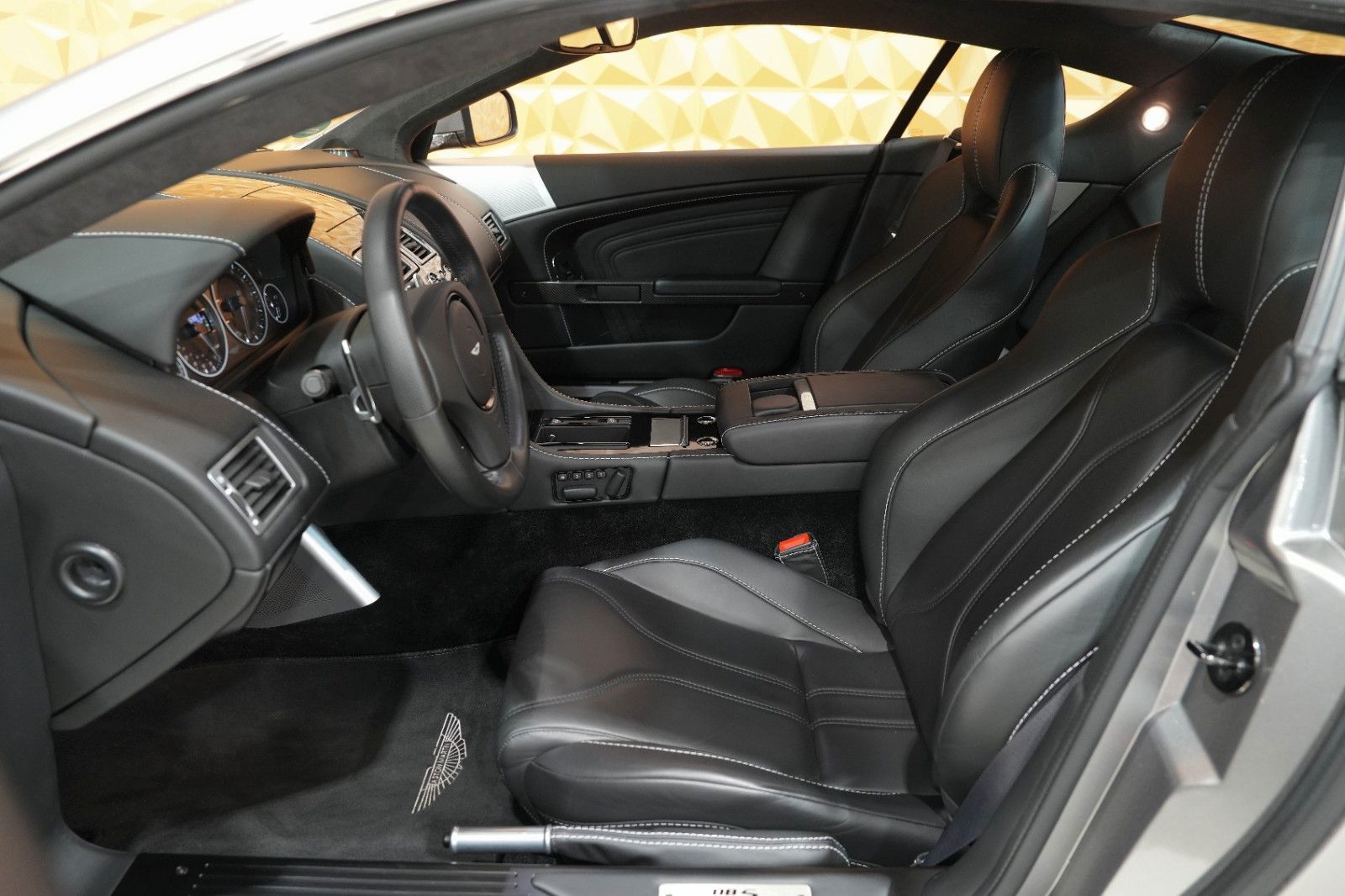 Fahrzeugabbildung Aston Martin DBS 6.0 Touchtronic V12 " Casino Royal " Carbon
