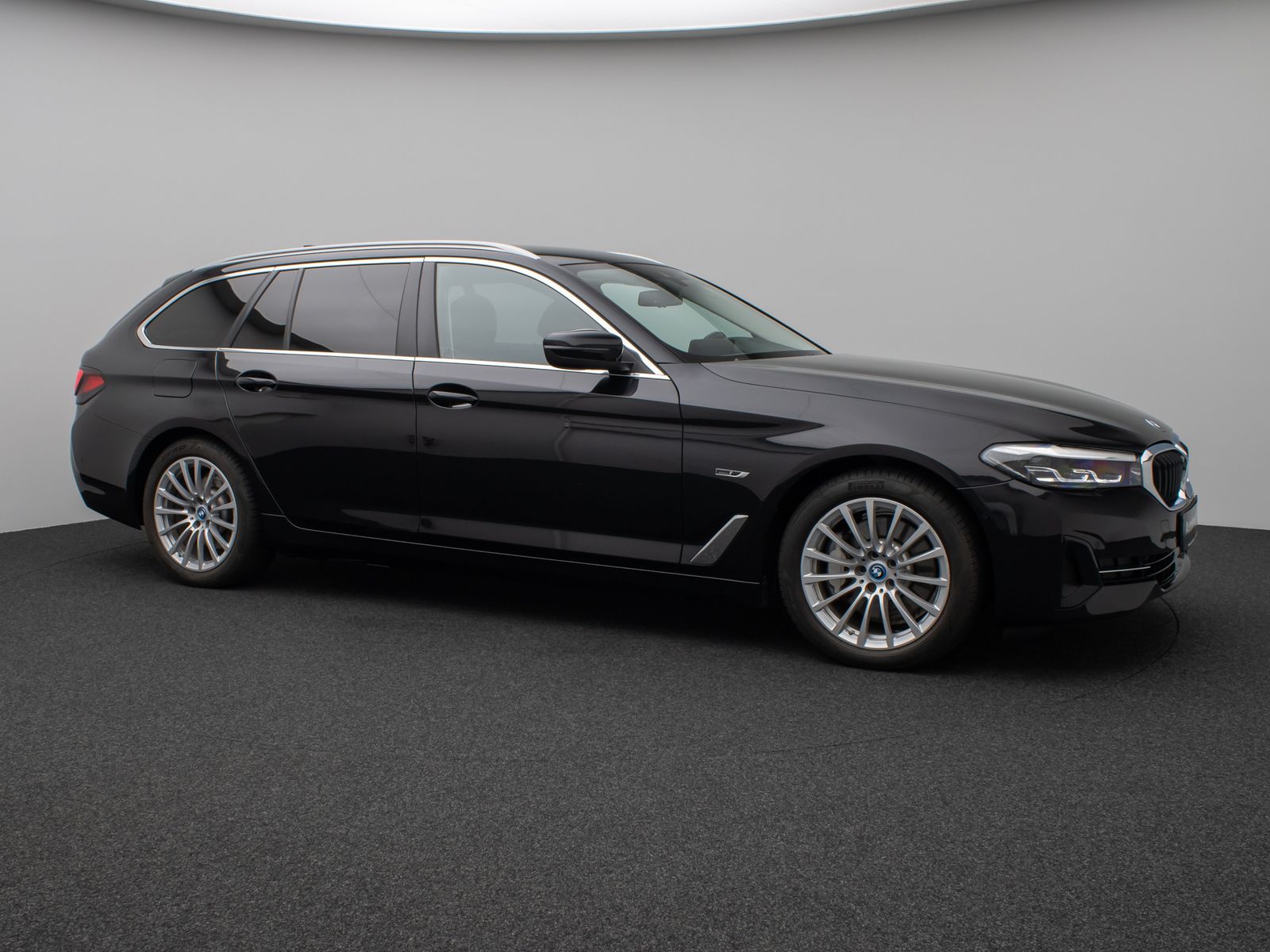 Fahrzeugabbildung BMW 530e Kamera DAB HiFi CockPitPro Fernlichtassist