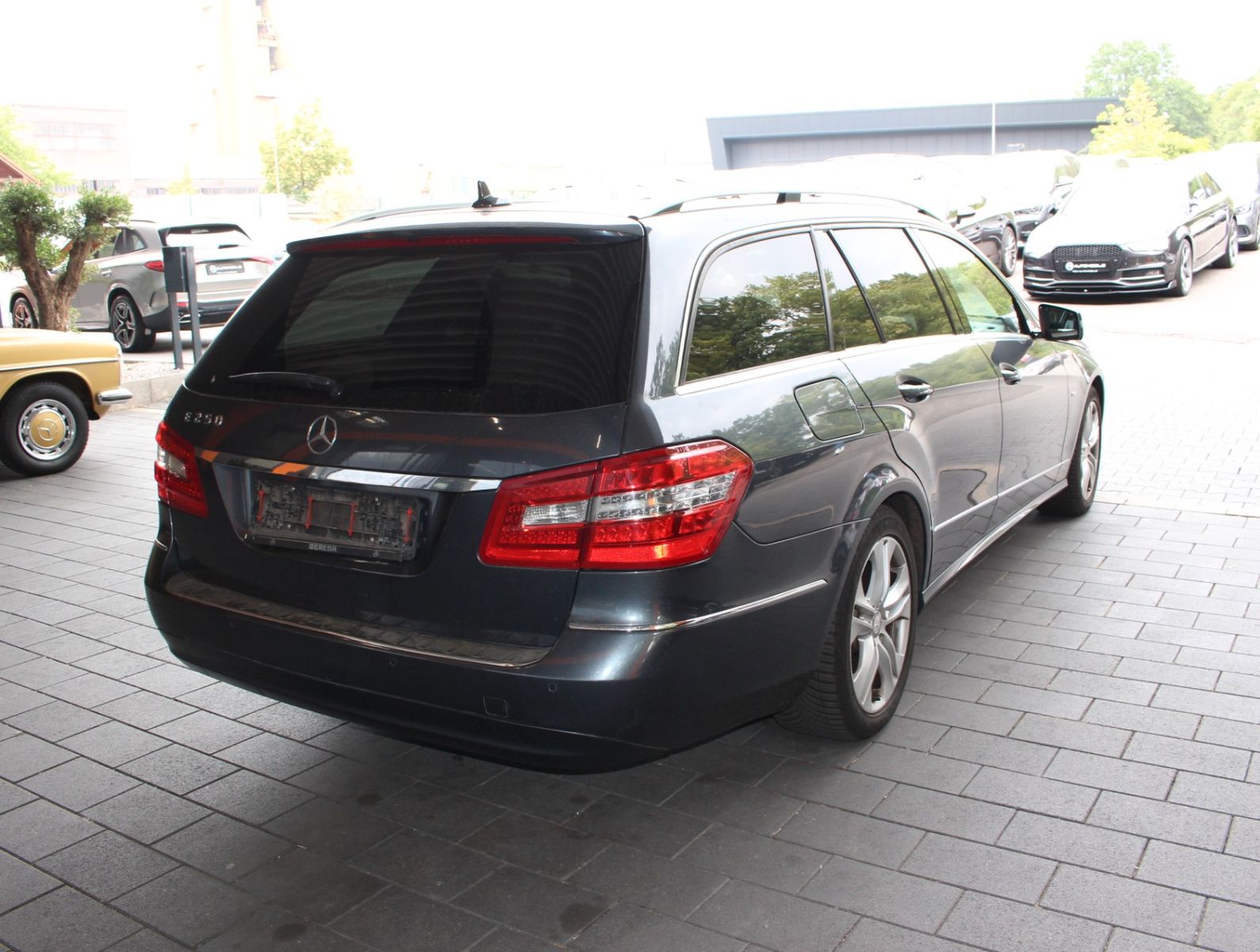 Fahrzeugabbildung Mercedes-Benz E 250 T CDI Avantgarde Distronic + AHK + ILS