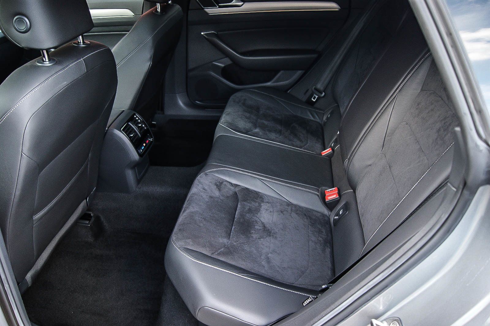 Fahrzeugabbildung Volkswagen Arteon R-Line 4Motion HEADUP PANORAMA STANDHEIZG
