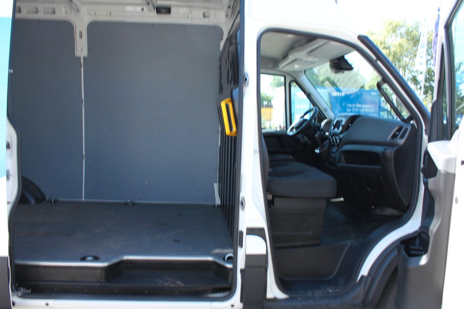 Fahrzeugabbildung Iveco E Daily 38S14E V / 2 Batterien / 74 kWh