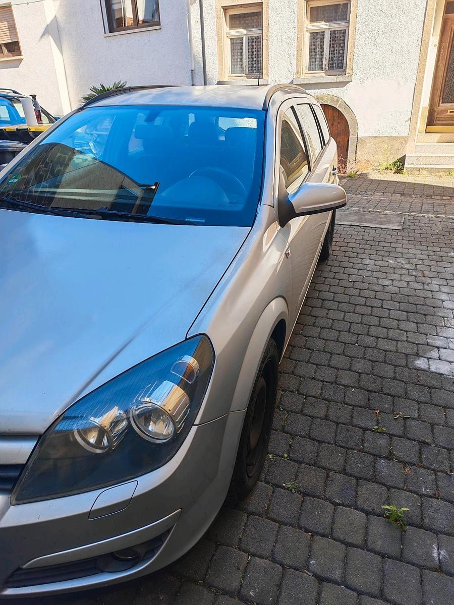 Opel Astra 2005 — rear view