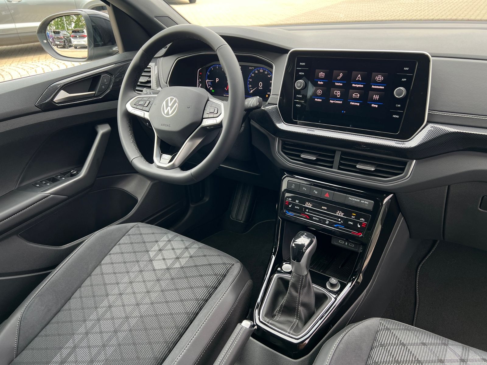 Fahrzeugabbildung Volkswagen T-Cross R-Line 1.5 TSI DSG *AHK, IQ.LIGHT, ACC,