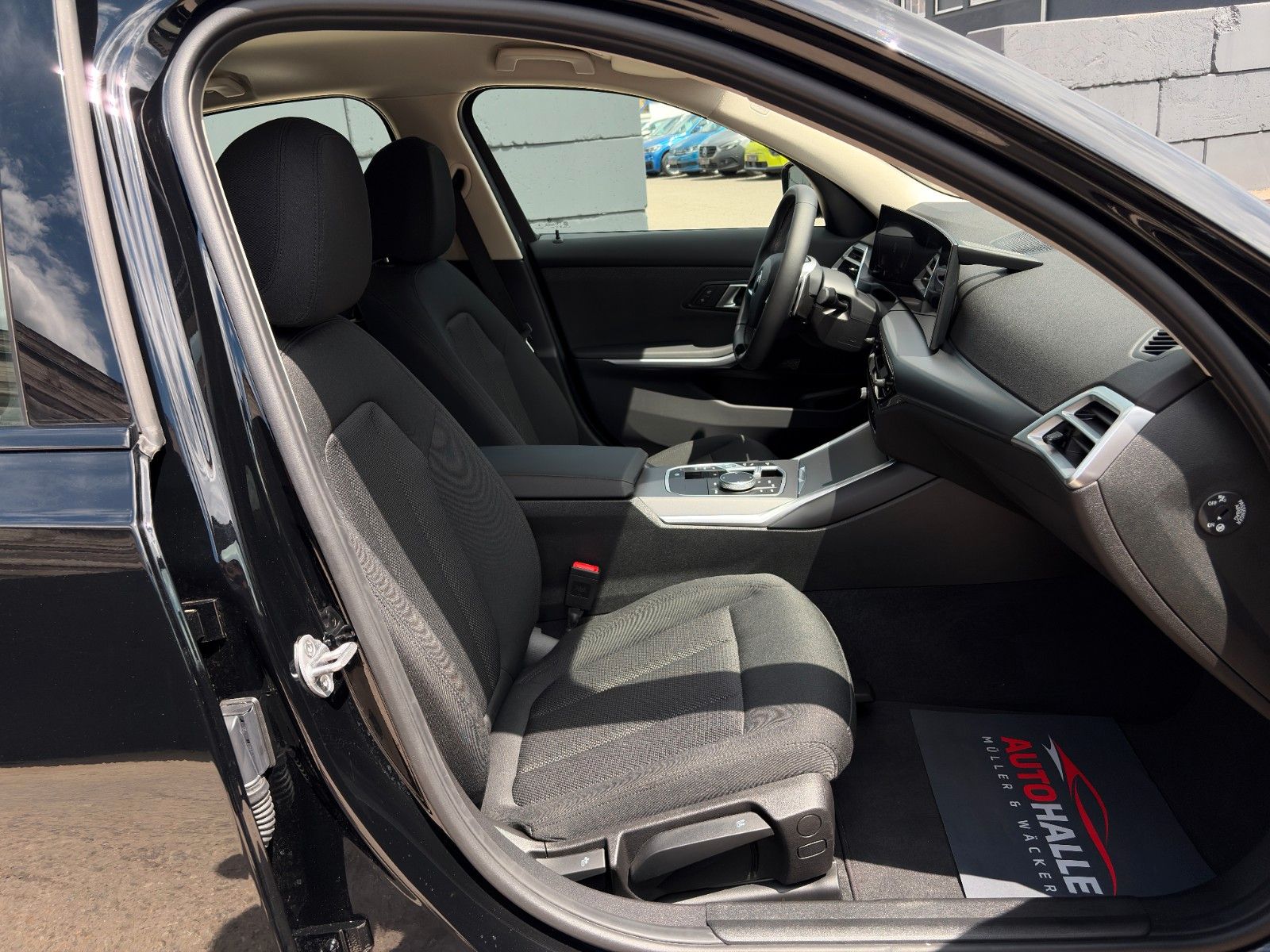 Fahrzeugabbildung BMW 318i Limo Cockpit+ Alarm Ambiente 3-ZKlima CAM