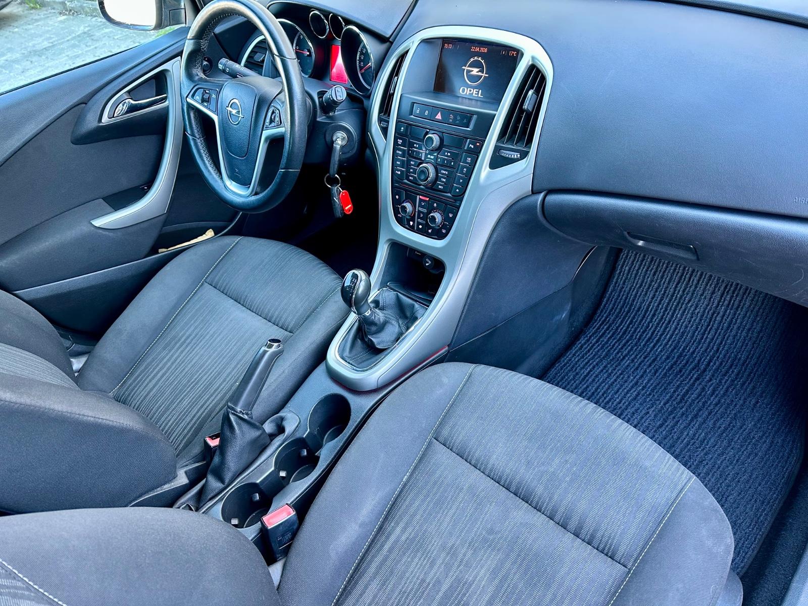 Opel Astra 2011 — photo 5