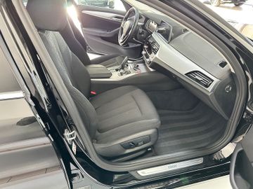 Fahrzeugabbildung BMW 530e iP Kamera Alarm LiveCockpitPlus Sport