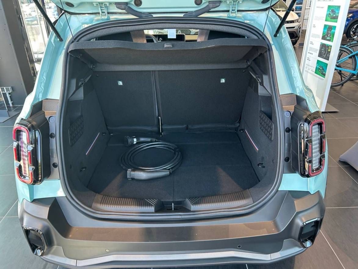 Fahrzeugabbildung Renault 4 E-Tech elektrisch Techno 'plein sud' 150 Comfo