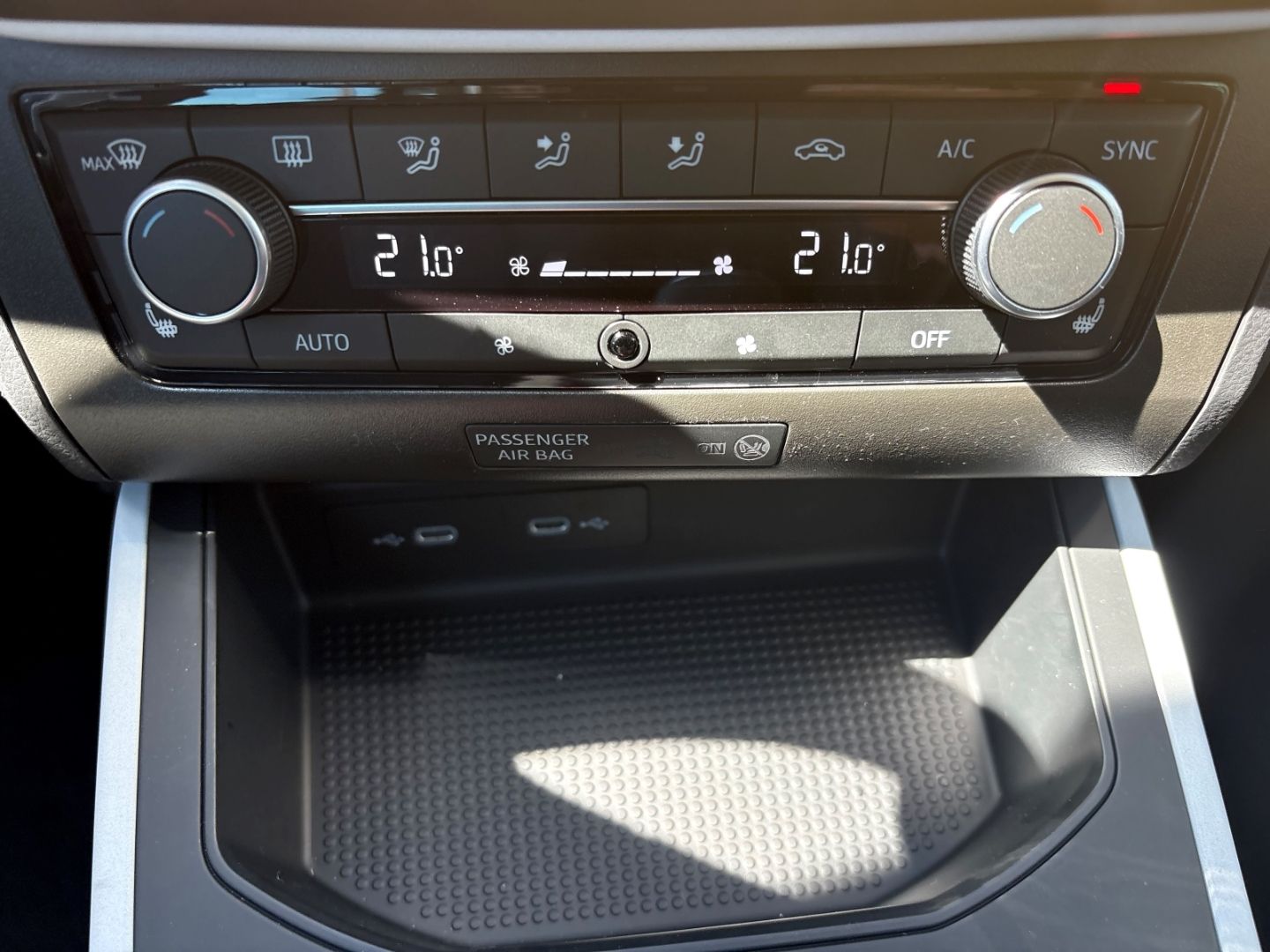 Fahrzeugabbildung SEAT Arona Style Navi Digitales Cockpit LED Apple Car