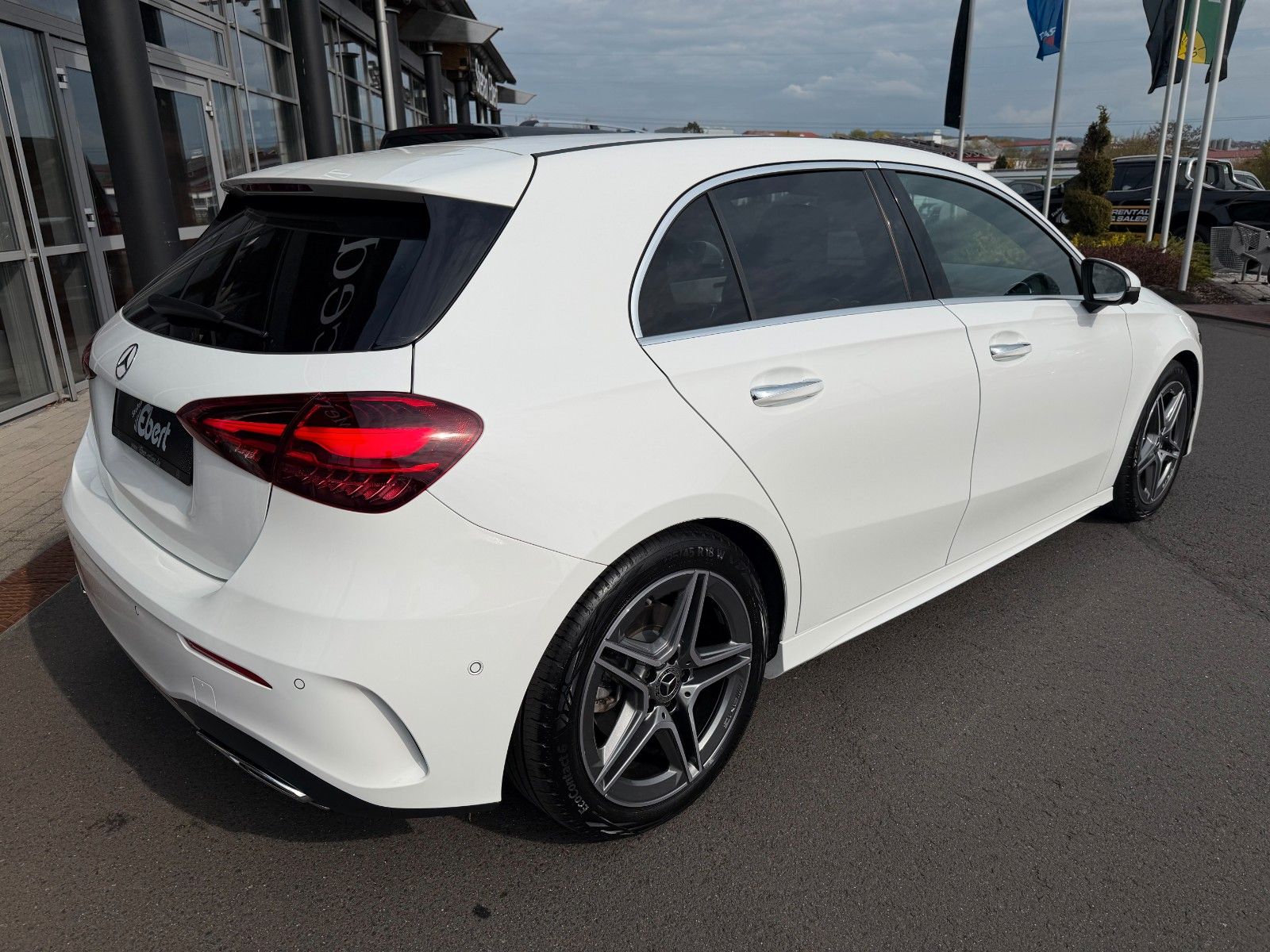 Fahrzeugabbildung Mercedes-Benz A 220 d AMG BURM+AHK+360°+MBEAM+TOTW+DISTR