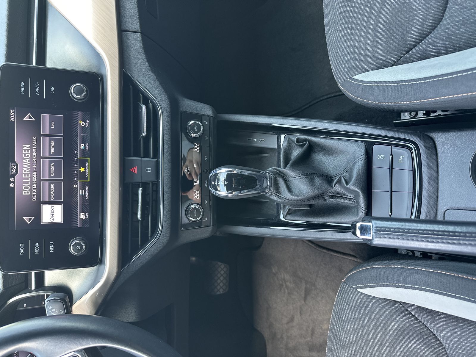 Fahrzeugabbildung SKODA Scala 1.5 TSI DSG Style LED+ACC+KAMERA+SHZ+CARPL