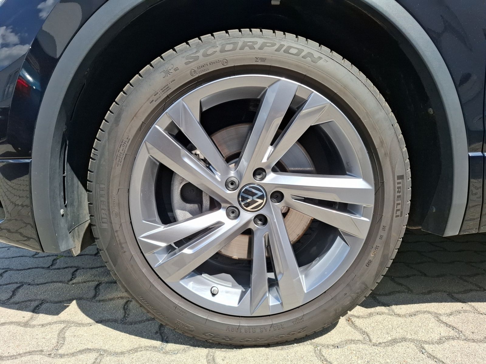 Fahrzeugabbildung Volkswagen Tiguan TDI R-Line DSG 4M STH Matrix AHK Navi AID