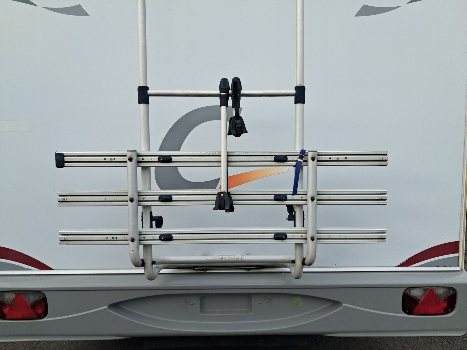 Fahrzeugabbildung Carado T 345 Fahrradträger,Radio,Heckbad