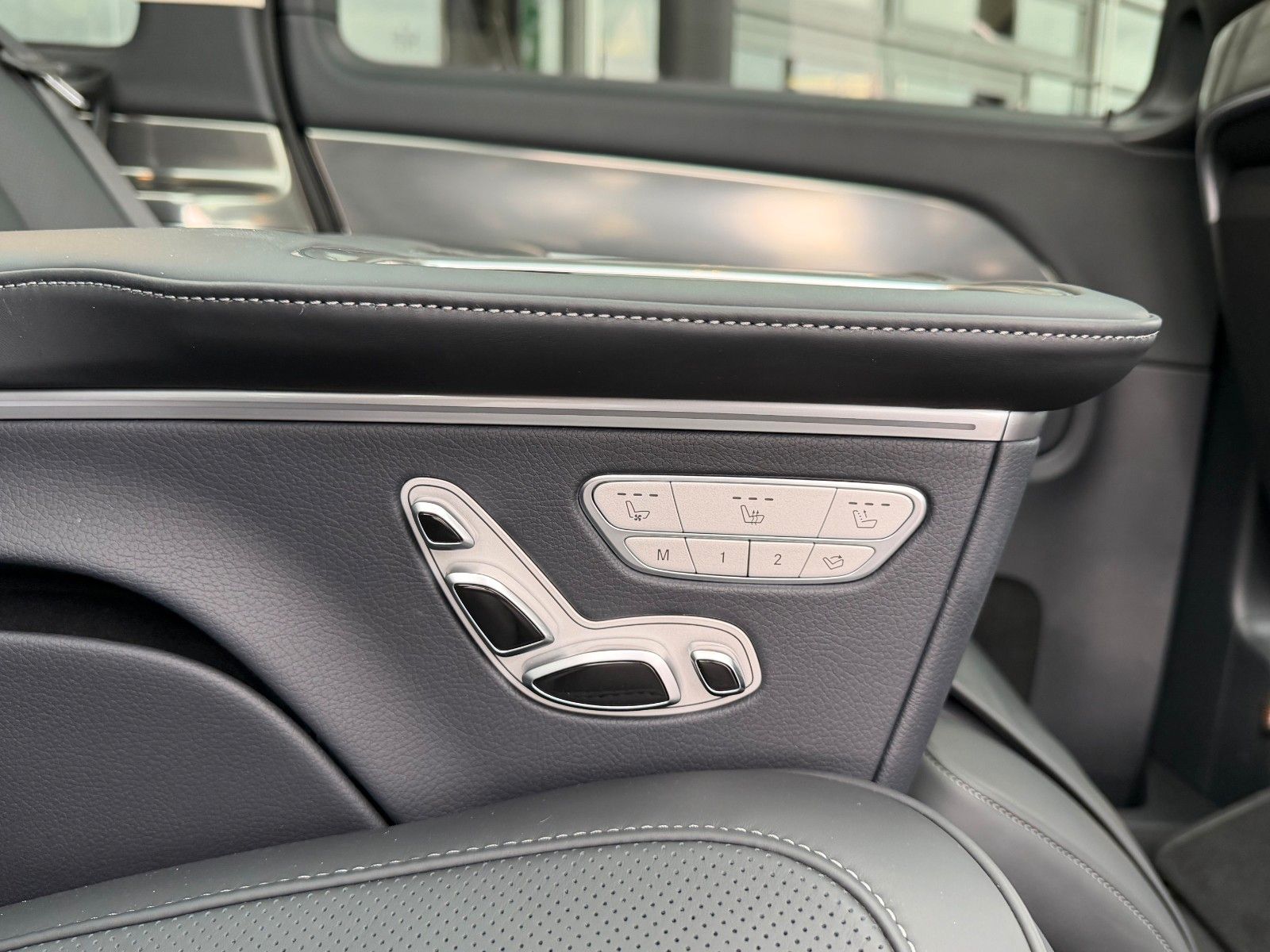 Fahrzeugabbildung Mercedes-Benz V 300 d 4MATIC EXCLUSIVE Luxus-Sitze AHK2,5to