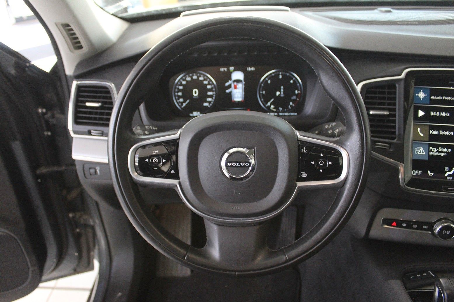 Fahrzeugabbildung Volvo XC90 Momentum Pro  AWD/4xSHZ/LHZ/PANO/LEDER/HUD