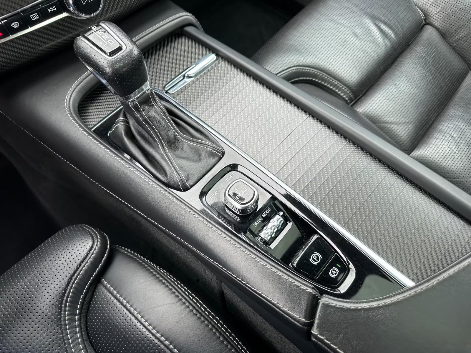 Volvo XC90 R-Design AWD KEY Stand AHK Pano ACC Luft