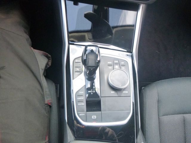 Fahrzeugabbildung BMW 320 i Touring >AUT/AHK/R-Kamera/PDC/LED<