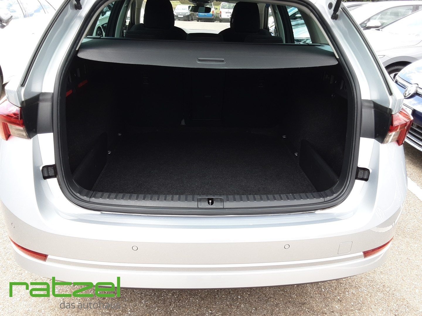 Fahrzeugabbildung SKODA Octavia Combi 2.0 TDI Clever AHK-klappbar LED Sp